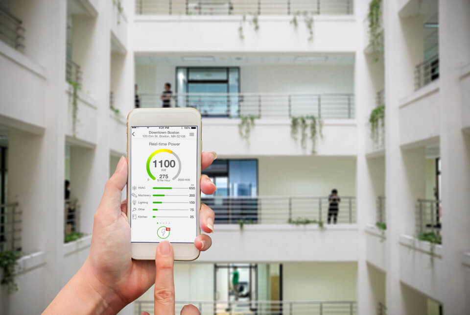 Person, die sich ihre Energiedaten auf dem Mobiltelefon ansieht.