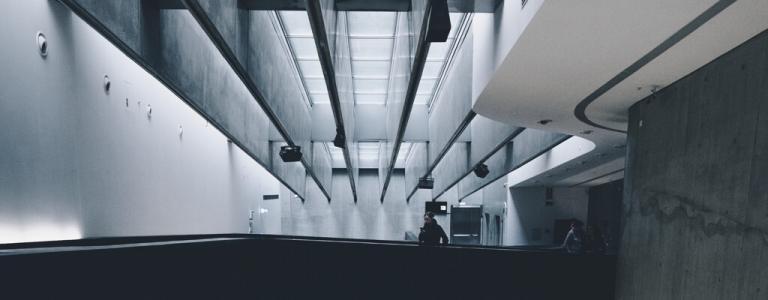 Frau, die eine Betontreppe hinunterblickt.