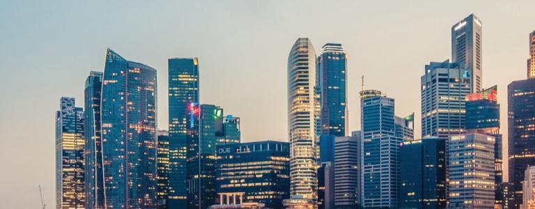 Skyline einer Stadt mit Wolkenkratzern.