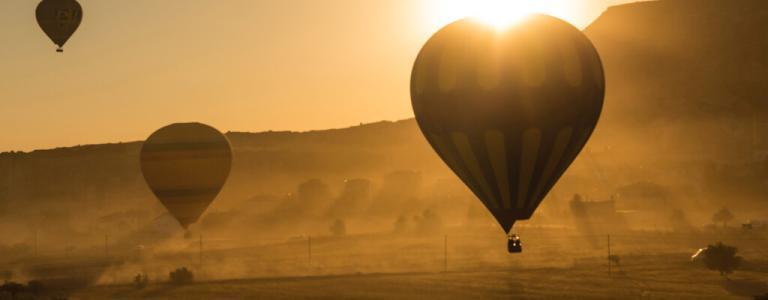 Heißluftballons am Himmel.