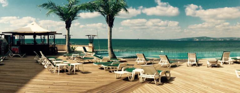 Resort mit Liegestühlen und Swimmingpool.