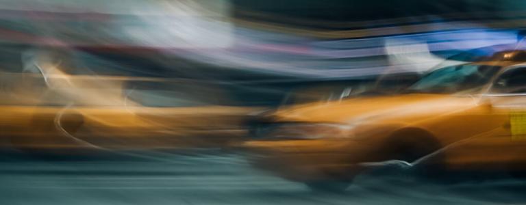Taxi in New York, verschwommene Aufnahme.