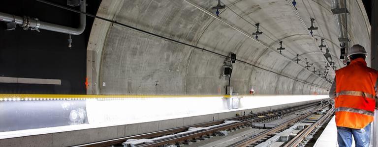 Mann mit Warnjacke im Tunnel.