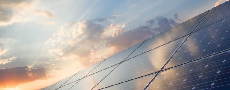 Solarkollektoren mit Wolken im Hintergrund.