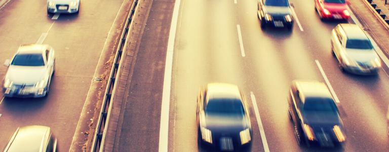 Verschwommenes Bild von Autos auf der Straße.