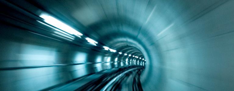 Verschwommene Ansicht eines Tunnels.
