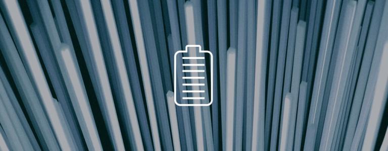 Lichtstrahlen mit weißem Batteriesymbol in der Mitte